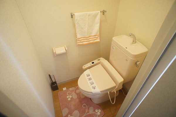 ヴァンティアン市川のトイレ|温水洗浄便座（小物などは付属しません）