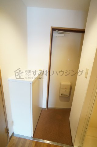 三和建設中山寺ビルの玄関