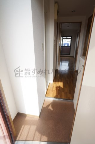 三和建設中山寺ビルの玄関