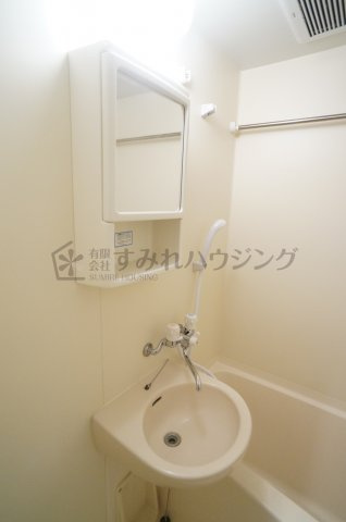 三和建設中山寺ビルの洗面所