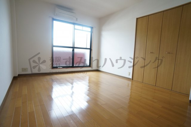 三和建設中山寺ビルの居間・リビング