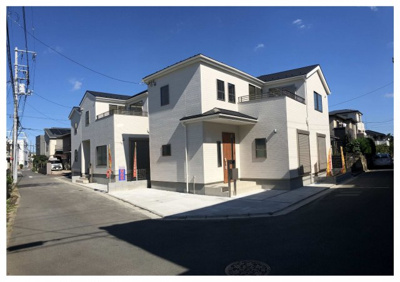 【外観】 | 厚木市妻田東2丁目 第2  3号棟 | 南西角に面した、明るい立地です。リビング、バルコニー、２階のお部屋にも陽光が差し込みます。