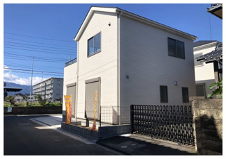 【外観】 | 南東側からの外観です。隣地駐車場に面しており、住宅が近接してないため採光を取り込みやすいです。