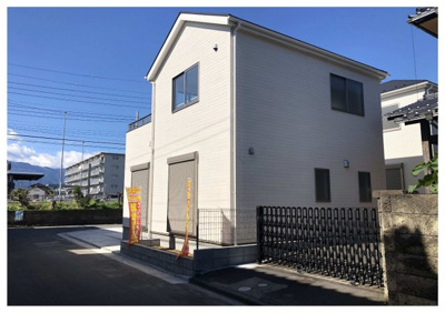 【外観】 | 厚木市妻田東2丁目 第2  3号棟 | 南東側からの外観です。隣地駐車場に面しており、住宅が近接してないため採光を取り込みやすいです。