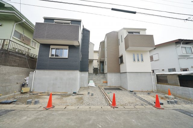 向台旧分譲地内につき住環境良好！各棟LDK１６帖以上♪前面道路4.5mにつき開放感良好。保土ヶ谷区川島町　全２棟新築戸建ての外観