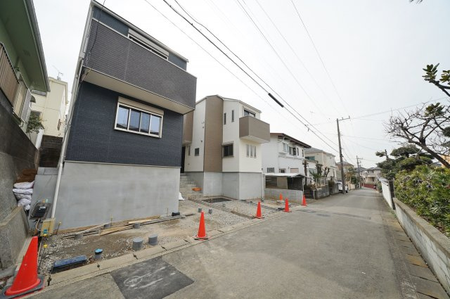 向台旧分譲地内につき住環境良好！各棟LDK１６帖以上♪前面道路4.5mにつき開放感良好。保土ヶ谷区川島町　全２棟新築戸建ての前面道路含む現地写真