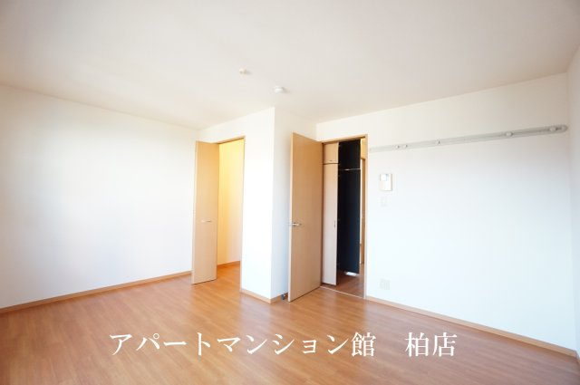 セレニティーホームズＡの居間・リビング|エアコン付