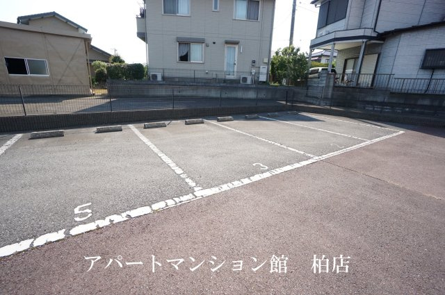 セレニティーホームズＡの駐車場