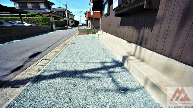 八女市亀甲の中古一戸建の駐車場
