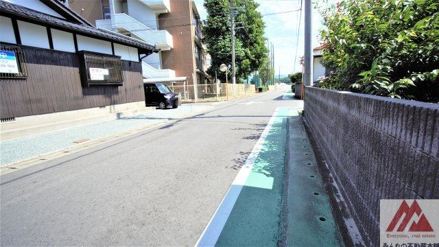 八女市亀甲の中古一戸建の前面道路含む現地写真