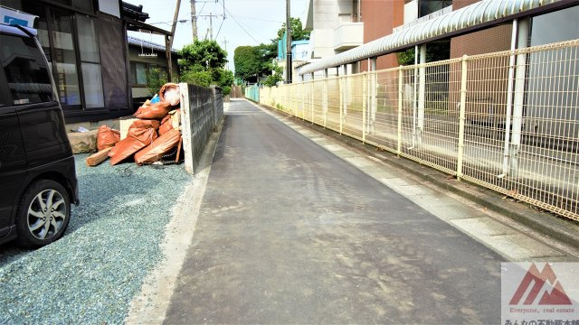八女市亀甲の中古一戸建の前面道路含む現地写真