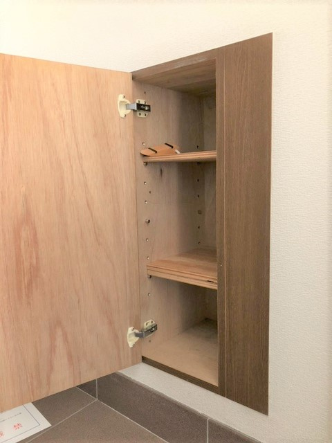 ベルメゾン一須賀Ⅲ号館の収納|小さいけど下駄箱です。
