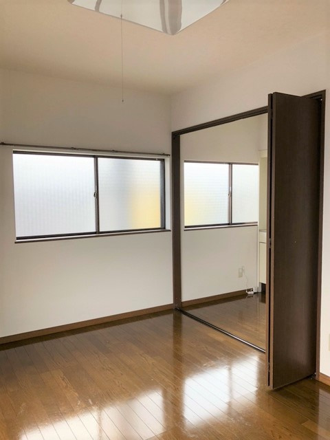 ベルメゾン一須賀Ⅲ号館の洋室|キッチンとお部屋を仕切れます。