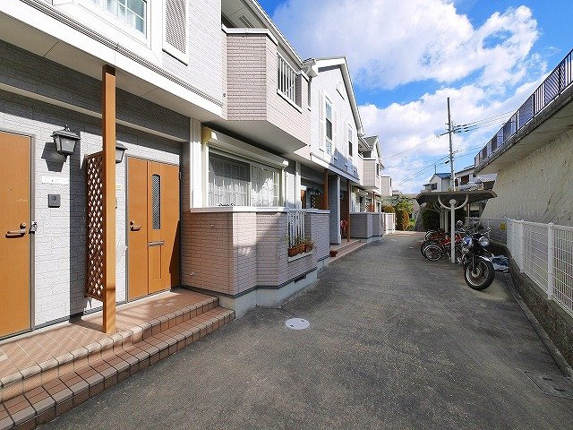 ヴィラ・モンターニュのその他共用部分|玄関前です