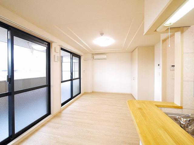 Merveille　二階堂の居間・リビング|フローリング張りでお掃除もしやすいです