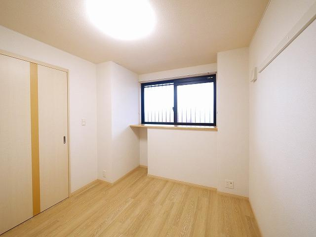 Merveille　二階堂の洋室|出窓なので小物などが飾れます