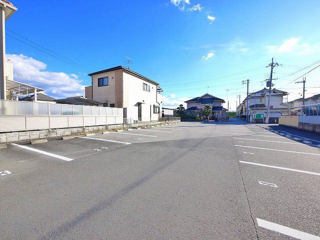シャーメゾンＦＵＪＩＭＯＴＯの駐車場|車をお持ちの方に嬉しい駐車場付きの物件です