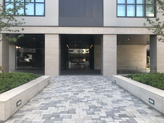 【エントランス】 | ローレルタワールネ浜松町 | 共用部は清掃が行き届いており、緑の管理もしっかりされています。