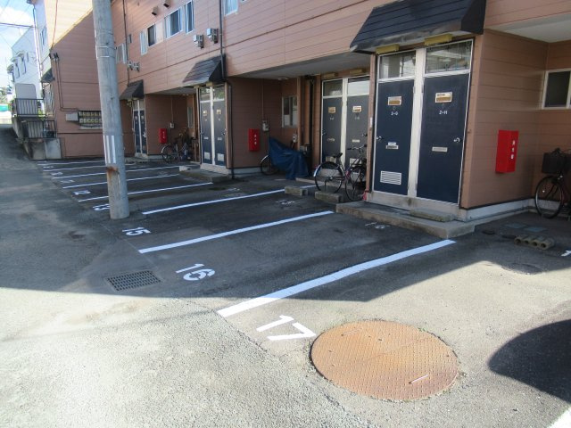 レ・アール南原の駐車場