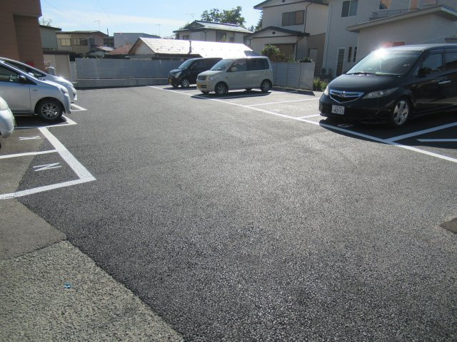 レ・アール南原の駐車場