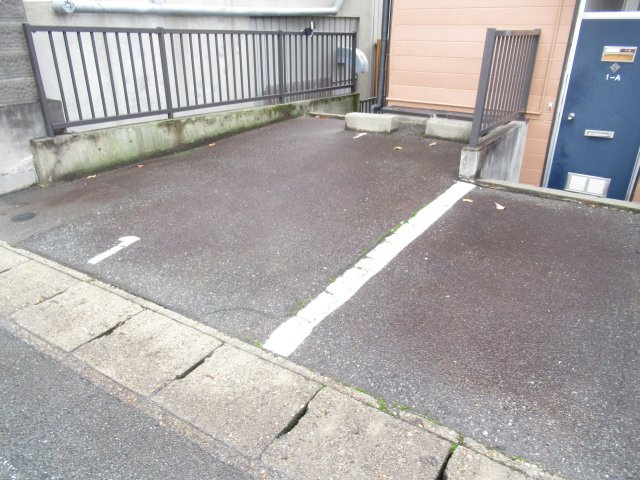 レ・アール南原の駐車場