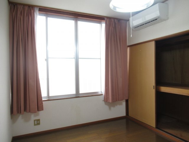 レ・アール南原の洋室