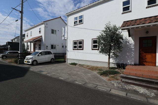 鴻巣市宮前の中古一戸建の駐車場|2020年11月7日 AM11:00頃撮影。弊社の車を1台駐車してみました。