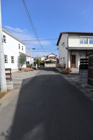 鴻巣市宮前の中古一戸建の前面道路含む現地写真|2020年11月7日 AM11:00頃撮影。南東側の道路を南側から撮影。物件は左側です。