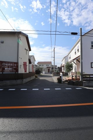 鴻巣市宮前の中古一戸建の前面道路含む現地写真|2020年11月7日 AM11:00頃撮影。南東側の道路を北側から撮影。物件は右側です。