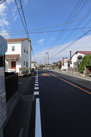 鴻巣市宮前の中古一戸建の前面道路含む現地写真|2020年11月7日 AM11:00頃撮影。北東側の道路を東側から撮影。物件は左側です。