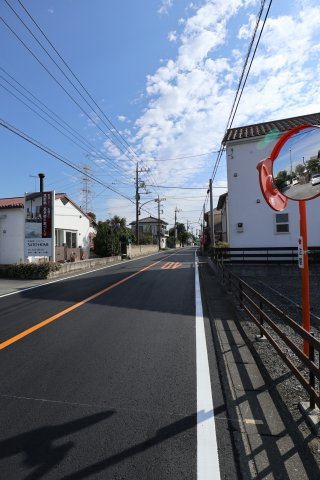 鴻巣市宮前の中古一戸建の前面道路含む現地写真|2020年11月7日 AM11:00頃撮影。北東側の道路を西側から撮影。物件は右側です。