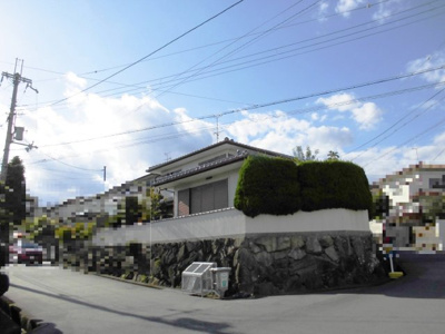 【前面道路含む現地写真】 | 大津市湖青2丁目22-1　中古戸建 | 角地の状況を確認頂ける写真