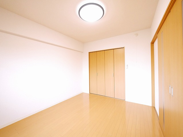 グランドパレス学園前の洋室|落ち着いた色調の洋室です