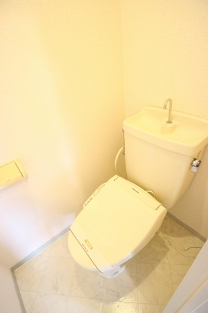 メゾンフレールのトイレ|参考、同建物・反転間取りの号室