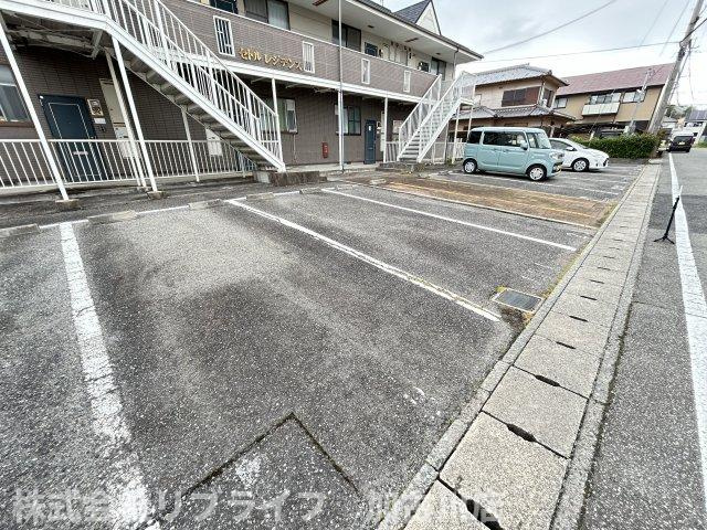 セトルレジデンスの駐車場