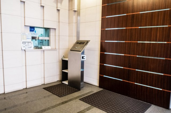 【エントランス】 | 【風除室】もちろんオートロックです！すぐ横には管理人室もあるため、何かあっても安心です☆