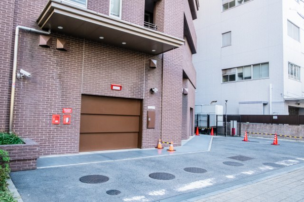 【駐車場】 | 【敷地内駐車場】防犯と安全に配慮した機械式地下駐車場です！愛車が風雨にさらされることもございません！