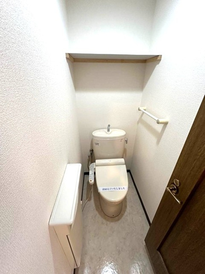 【トイレ】 | フレマリール仲町台弐番館 | トイレは温水洗浄便座付き♪人気のバストイレ別です♪小物を置ける便利な棚やタオルハンガーも付いています♪