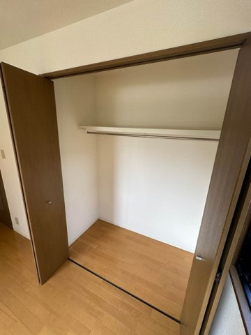 【収納】 | フレマリール仲町台弐番館 | 洋室6帖のお部屋にあるクローゼットです！かさばりやすいコートなどもハンガー掛けができてすっきり片付きます♪