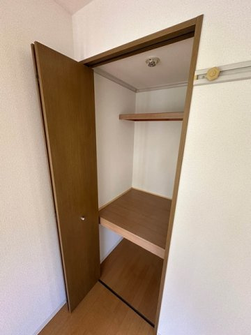 【収納】 | フレマリール仲町台弐番館 | 洋室6帖のお部屋にある収納スペースです！高さがある収納スペースでかさ張るお荷物もすっきり♪