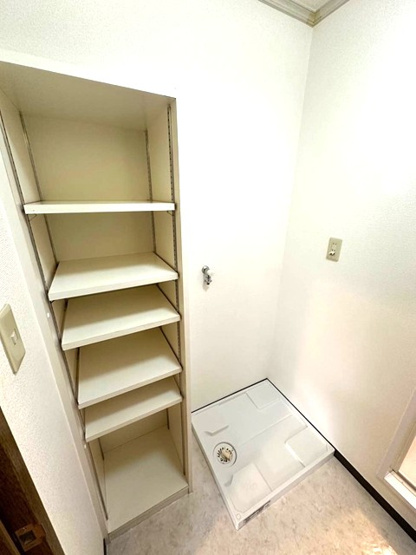 【設備】 | フレマリール仲町台弐番館 | 洗面所、室内洗濯機置き場横にある収納棚です♪収納したい物のサイズに合わせて棚板などを自由に動かせます☆タオルや洗剤なども置けますね！