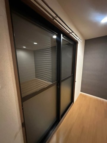 【セキュリティ】 | フレマリール仲町台弐番館 | 防犯シャッター雨戸付きなので夜やお出かけ時も安心です！雨戸は冬場の寒さ対策にもなります◎