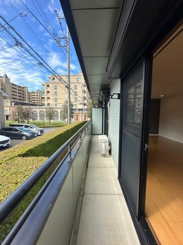 【バルコニー】 | フレマリール仲町台弐番館 | バルコニーは南西向きで陽当たり良好！お洗濯物は一日を通してよく乾きそうですね！気分転換をするにもおすすめです◎