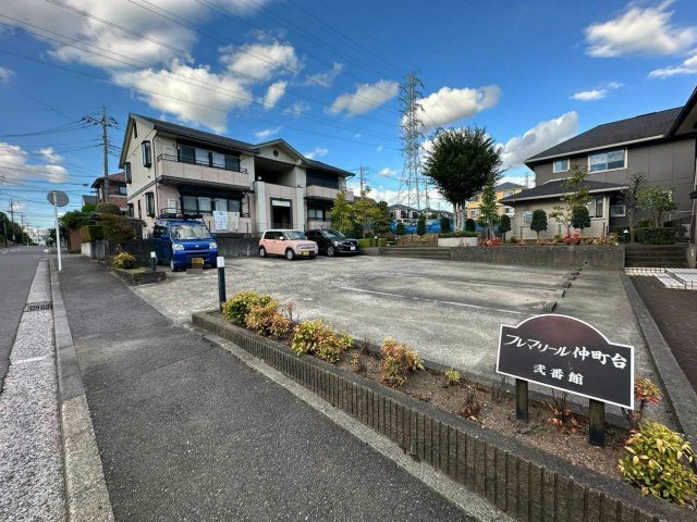 【駐車場】 | フレマリール仲町台弐番館 | いつでも目の届く敷地内に駐車場があります♪荷物がかさばりがちなお買物にも、敷地内駐車場があると便利ですよね☆