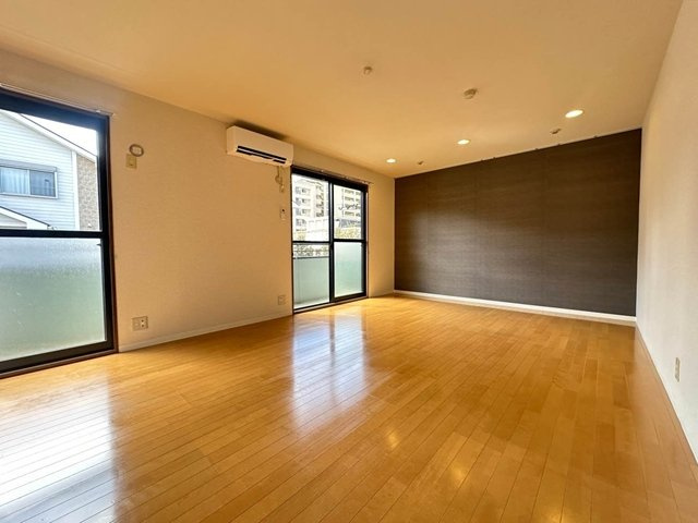 【居間・リビング】 | フレマリール仲町台弐番館 | 南西向きリビングダイニングキッチン16.3帖☆バルコニーに繋がる陽当たりの良い角部屋です♪広めの空間でゆったり過ごせます♪