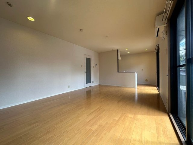 【居間・リビング】 | フレマリール仲町台弐番館 | 南西向きリビングダイニングキッチン16.3帖☆女性に人気なカウンターキッチンです♪椅子とテーブルを囲んで家族団欒の時間を過ごせます♪