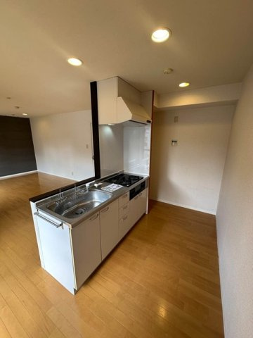 【キッチン】 | フレマリール仲町台弐番館 | 白を基調としたシステムキッチンです！場所を取るお鍋やお皿もすっきり収納できます♪