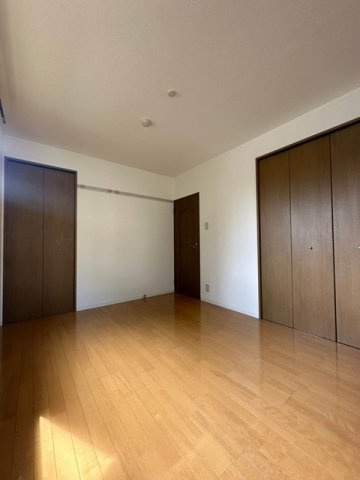 【寝室】 | フレマリール仲町台弐番館 | 洋室6帖☆クローゼットと収納スペースがあります♪お洋服や荷物の多い方もお部屋が片付いて快適に過ごせますね♪壁にはピクチャーレールがあり、絵や写真が飾れます☆