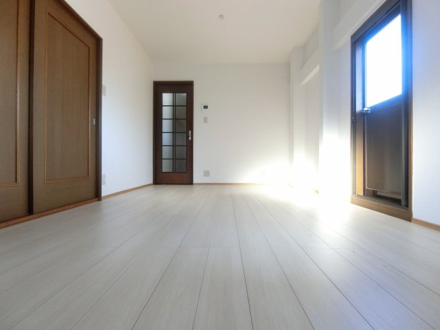 栄町ハイツの居間・リビング
