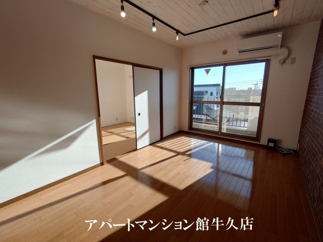 ハイツサンパークの居間・リビング